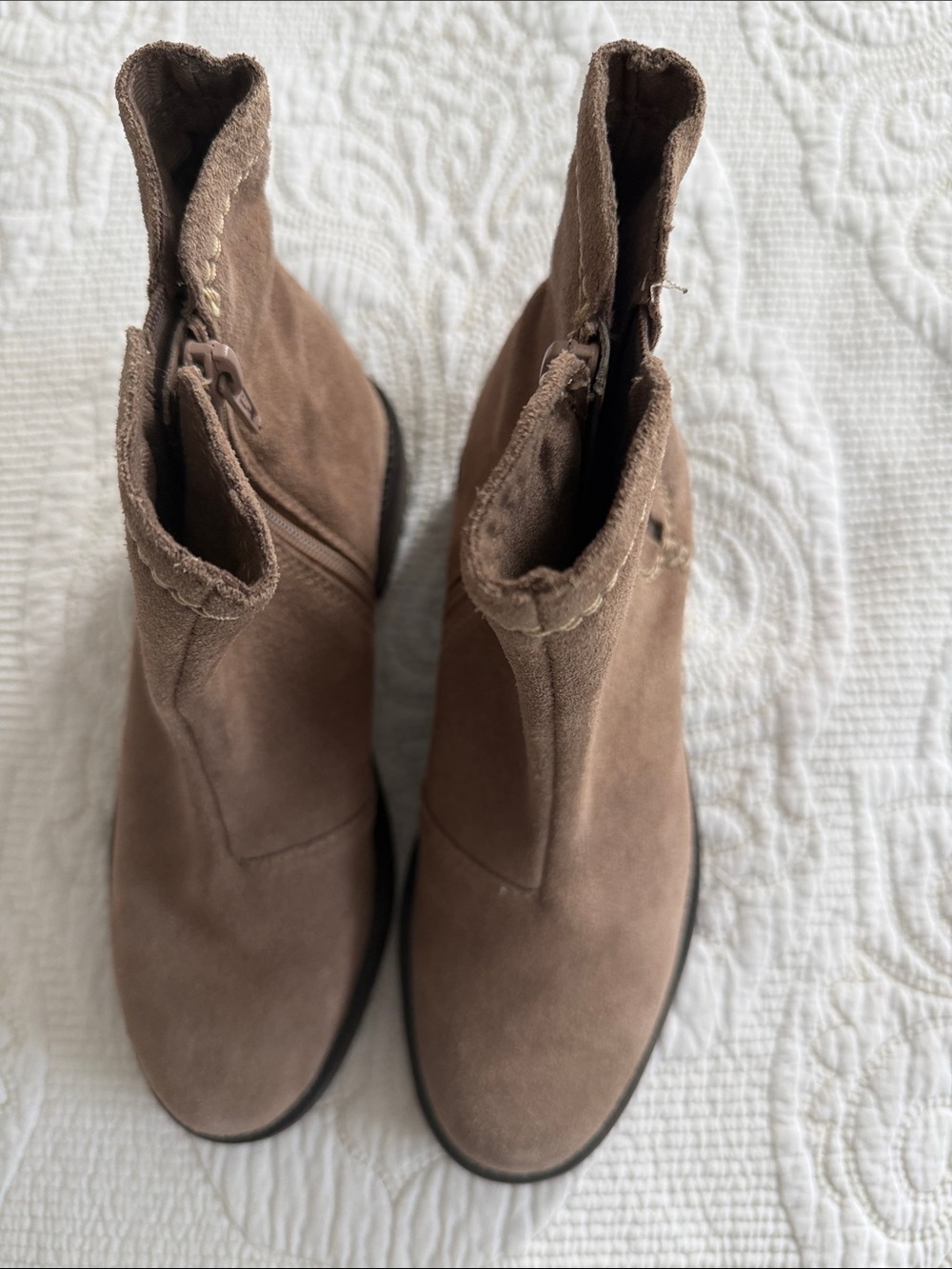 Clarks Maye Pebble Suede Chelsea Ankle Boots Side Zip Stitch Detail Size 7 NWOB - Picture 7 of 11